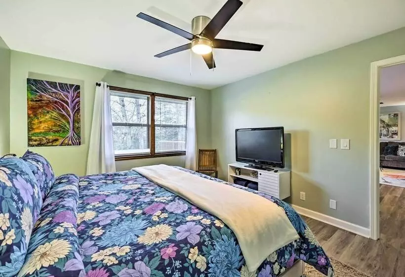 Holiday Island Home: Mountain View + Hot Tub!