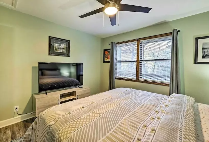 Holiday Island Home: Mountain View + Hot Tub!