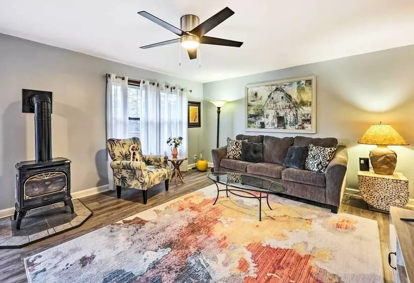 Holiday Island Home: Mountain View + Hot Tub!