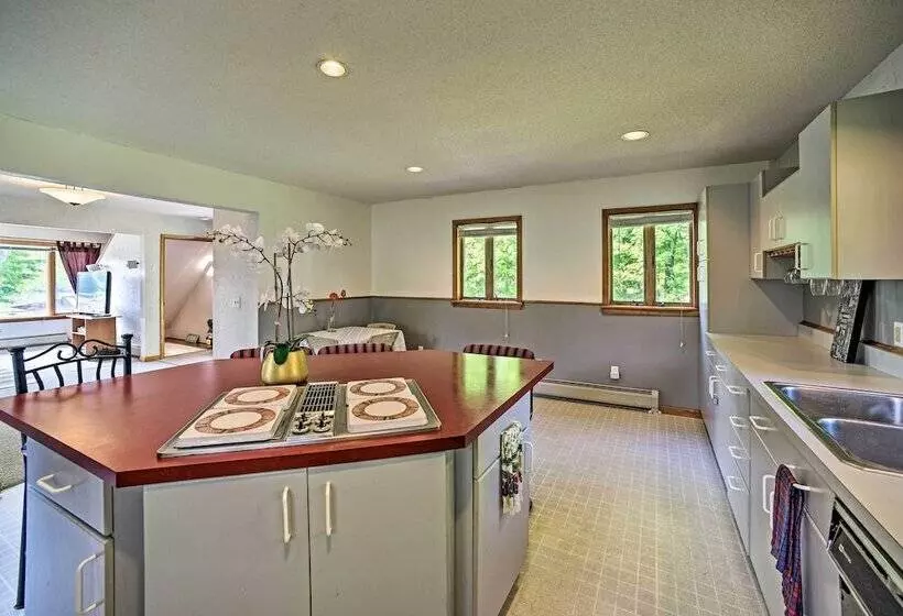 Lakeside Berkshires Home Near Hiking & Skiing!