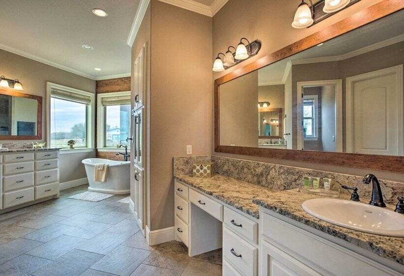 < 3 Mi To Texas Tulips: Pilot Point Home W/ Patio