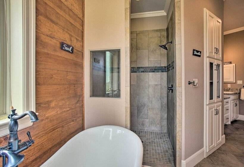 < 3 Mi To Texas Tulips: Pilot Point Home W/ Patio