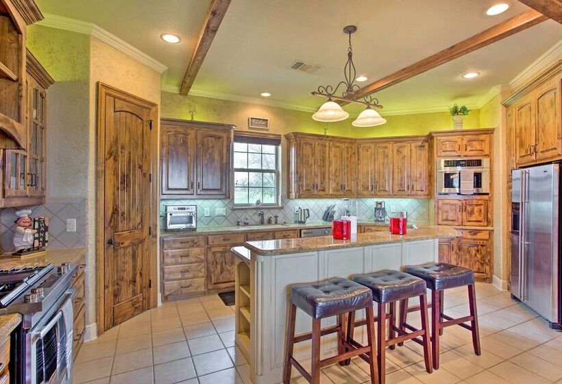 < 3 Mi To Texas Tulips: Pilot Point Home W/ Patio