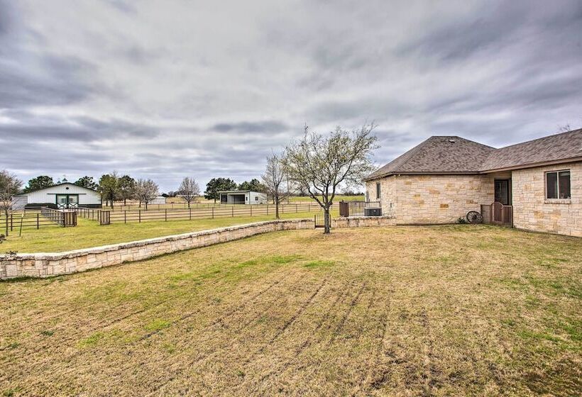 < 3 Mi To Texas Tulips: Pilot Point Home W/ Patio