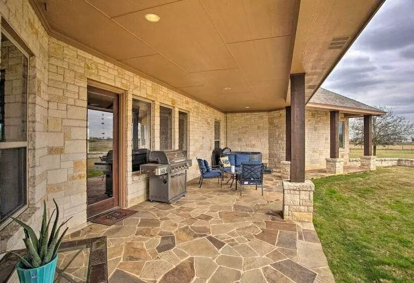 < 3 Mi To Texas Tulips: Pilot Point Home W/ Patio
