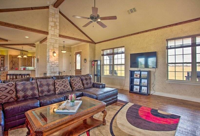 < 3 Mi To Texas Tulips: Pilot Point Home W/ Patio