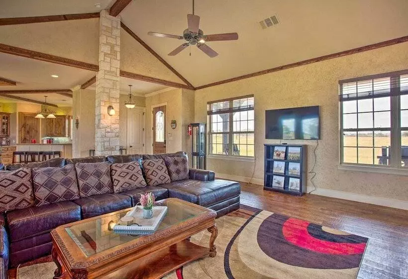< 3 Mi To Texas Tulips: Pilot Point Home W/ Patio