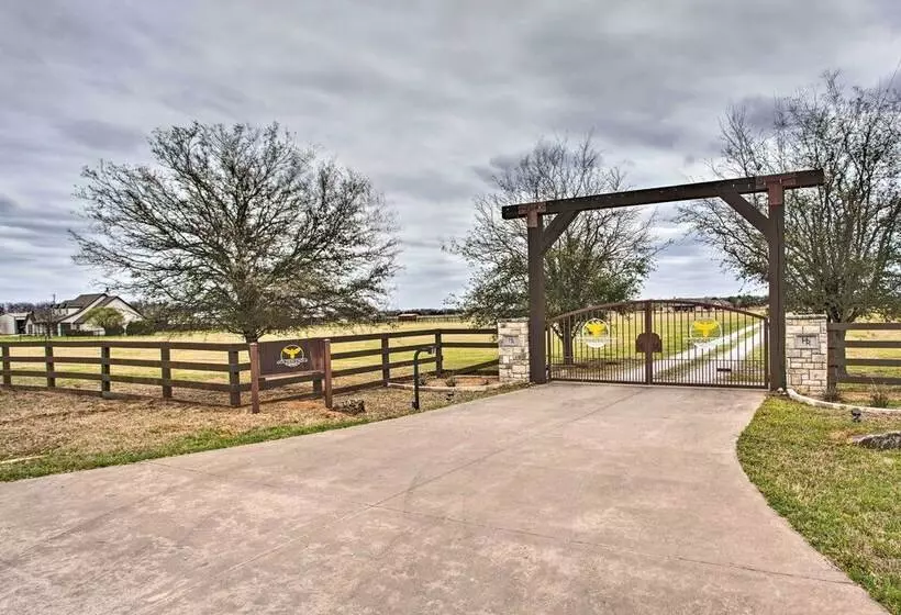 < 3 Mi To Texas Tulips: Pilot Point Home W/ Patio