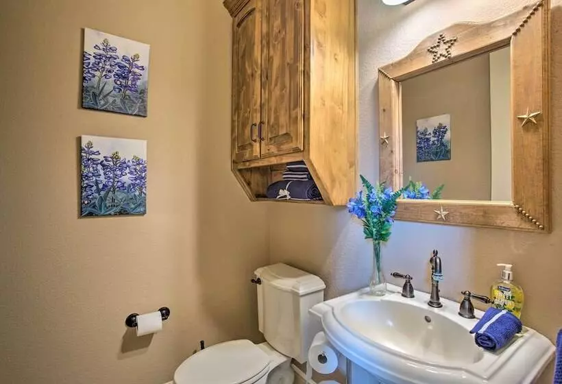 < 3 Mi To Texas Tulips: Pilot Point Home W/ Patio