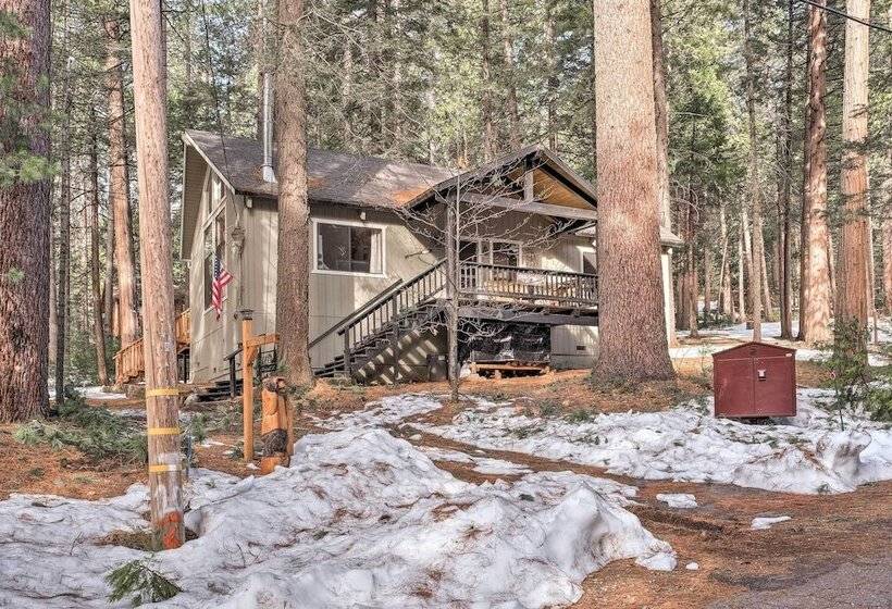 Cabin W/ Deck & Fire Pit In Blue Lake Springs!