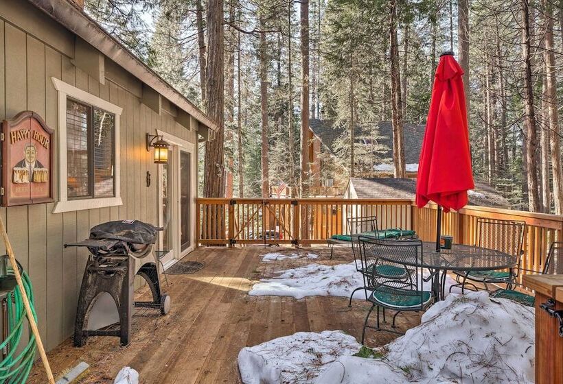 Cabin W/ Deck & Fire Pit In Blue Lake Springs!