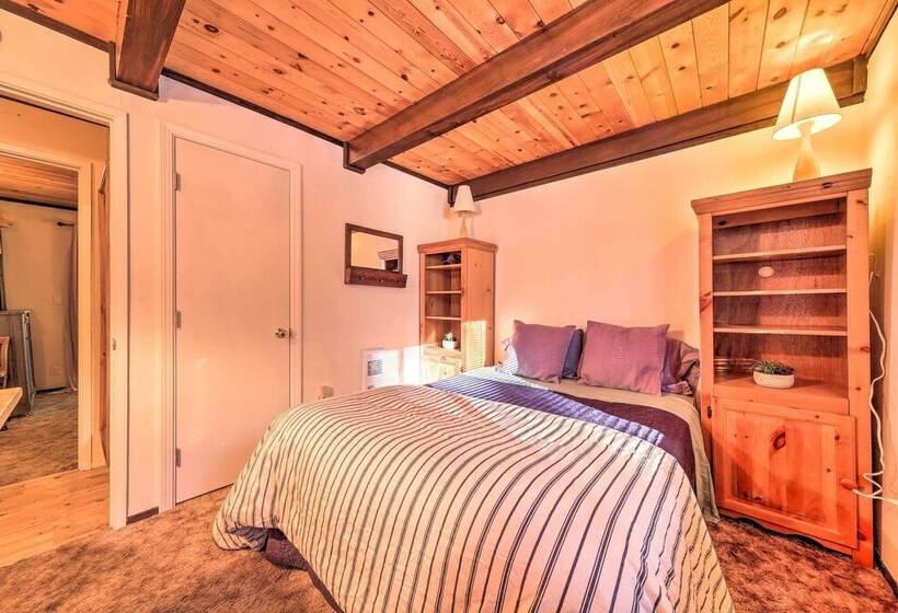 Cabin W/ Deck & Fire Pit In Blue Lake Springs!