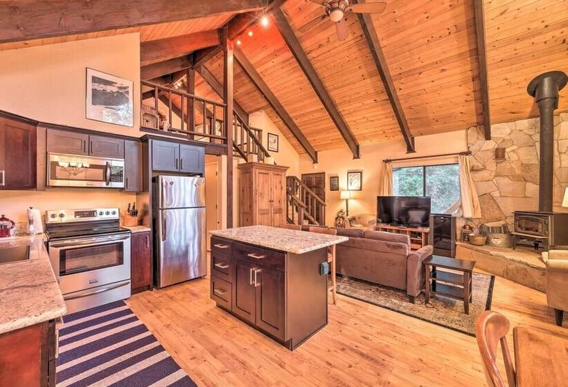 Cabin W/ Deck & Fire Pit In Blue Lake Springs!