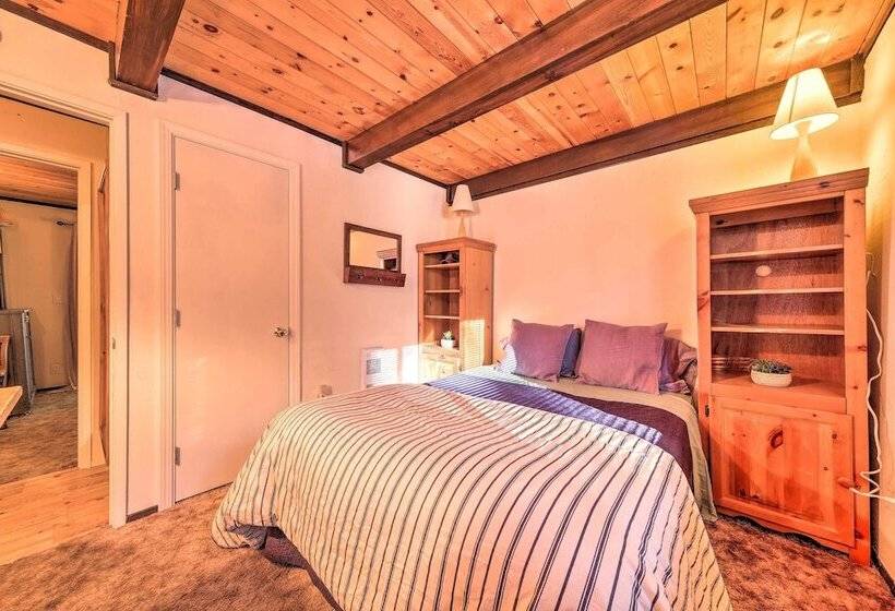 Cabin W/ Deck & Fire Pit In Blue Lake Springs!