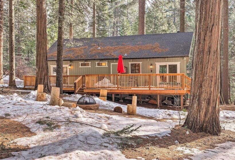 Cabin W/ Deck & Fire Pit In Blue Lake Springs!