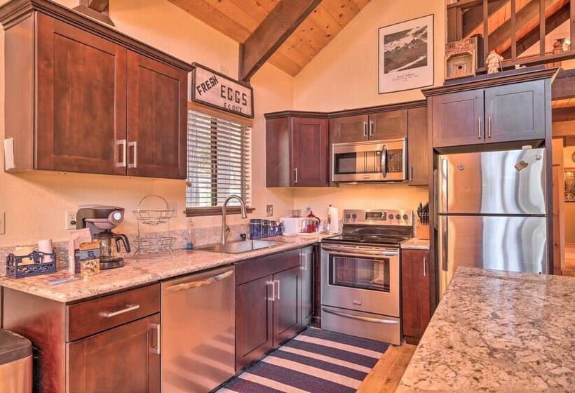 Cabin W/ Deck & Fire Pit In Blue Lake Springs!