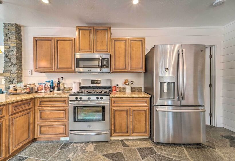 Truckee Cottage W/ Fenced Yard & Lake Donner Views