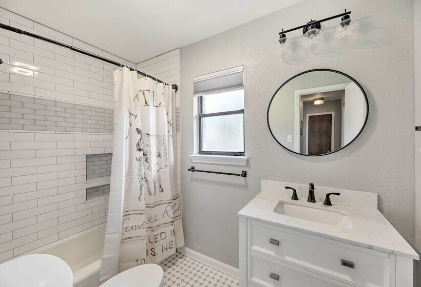 Pet Friendly Lockhart Home W/ Private Yard!