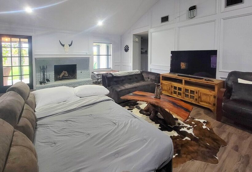 Pet Friendly Lockhart Home W/ Private Yard!