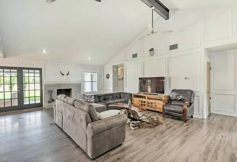 Pet Friendly Lockhart Home W/ Private Yard!