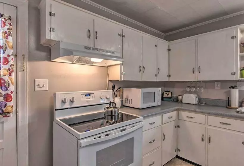 Quaint & Scenic Country Cottage, 3 Mi To New River