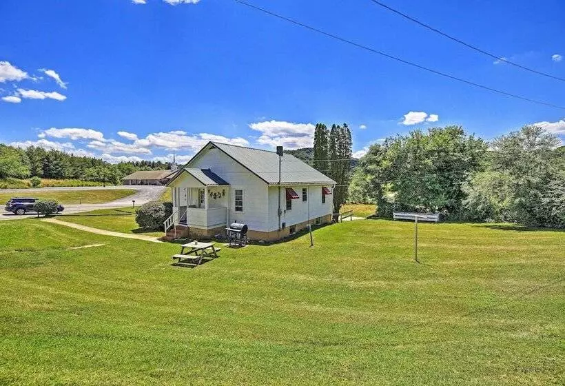 Quaint & Scenic Country Cottage, 3 Mi To New River
