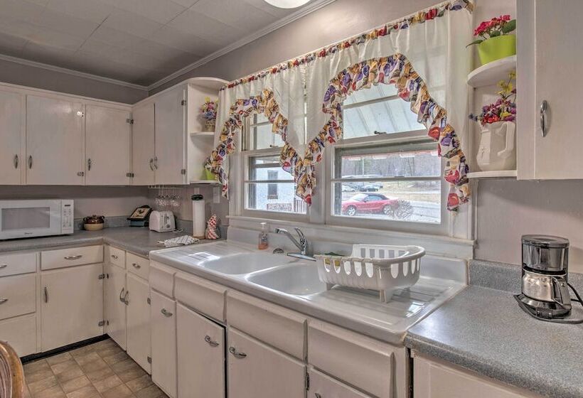 Quaint & Scenic Country Cottage, 3 Mi To New River