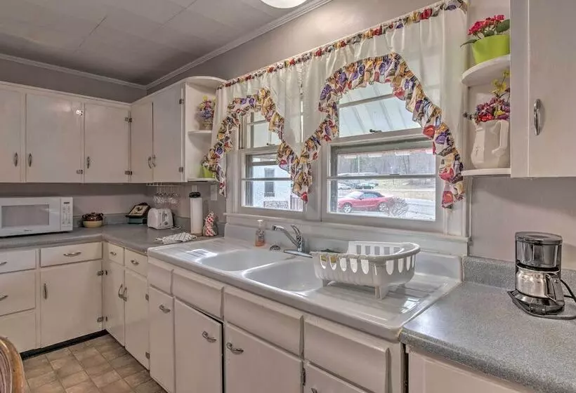 Quaint & Scenic Country Cottage, 3 Mi To New River