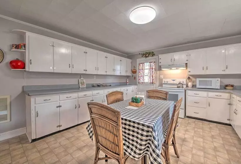 Quaint & Scenic Country Cottage, 3 Mi To New River