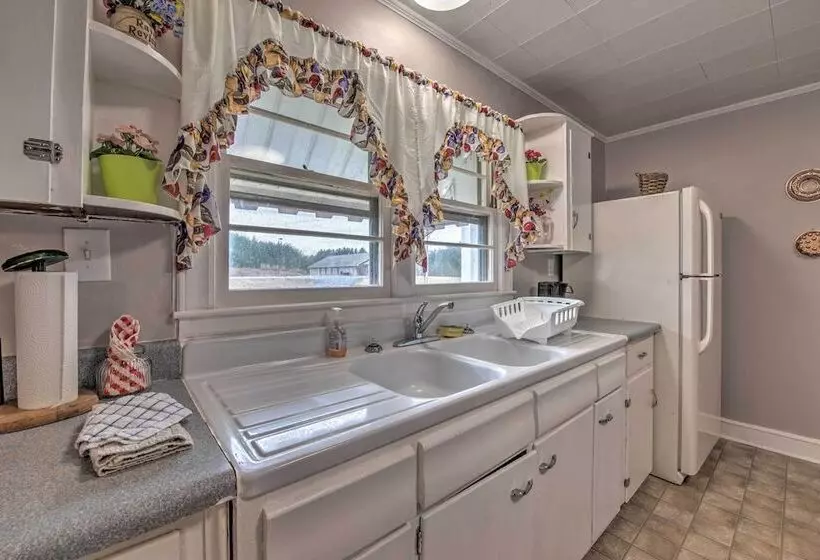 Quaint & Scenic Country Cottage, 3 Mi To New River