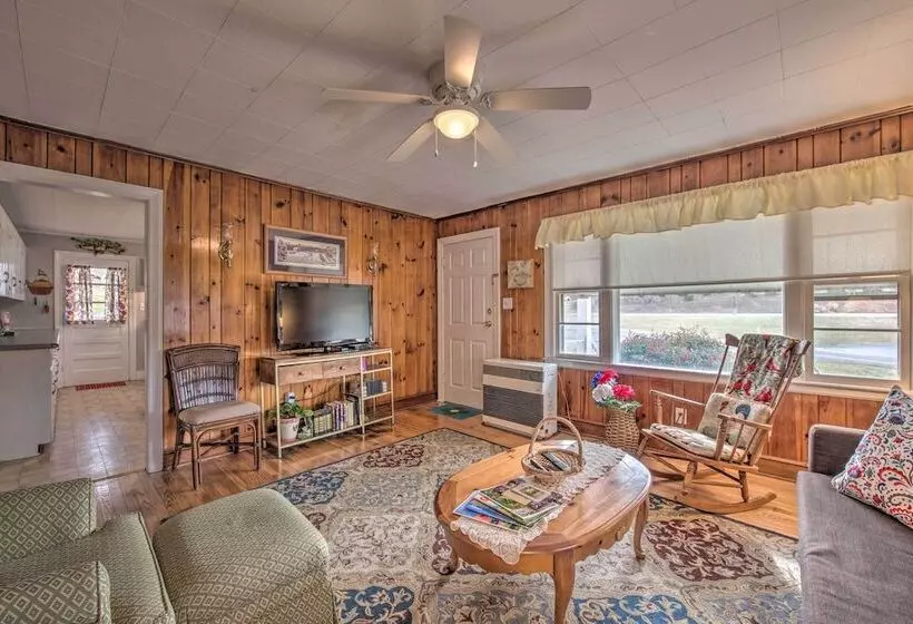 Quaint & Scenic Country Cottage, 3 Mi To New River
