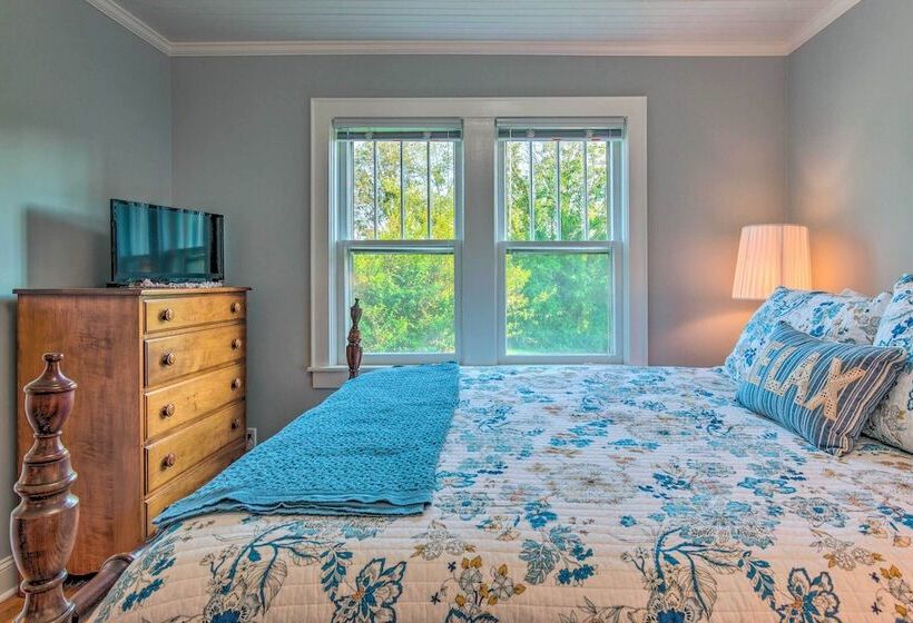 Restored Mars Hill Home On 1 Acre: Walk To Town!