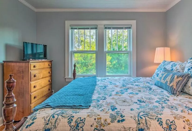 Restored Mars Hill Home On 1 Acre: Walk To Town!