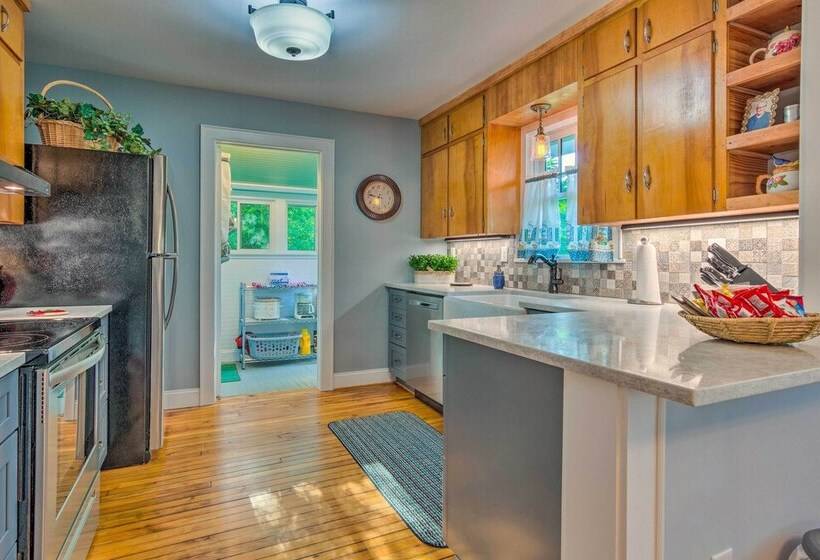 Restored Mars Hill Home On 1 Acre: Walk To Town!