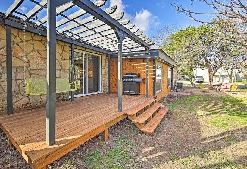 Retro Updated Blanco Abode   Steps To Main Street!