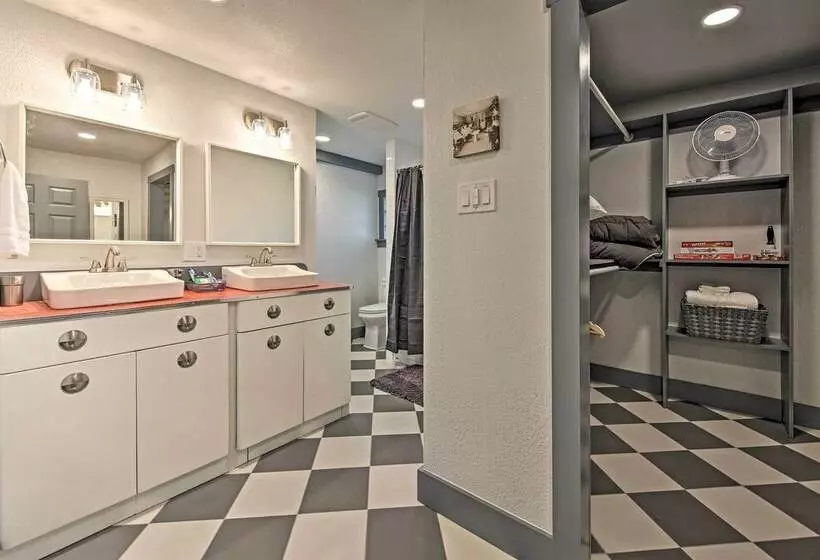 Retro Updated Blanco Abode   Steps To Main Street!