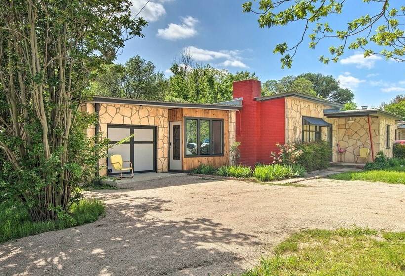 Retro Updated Blanco Abode   Steps To Main Street!