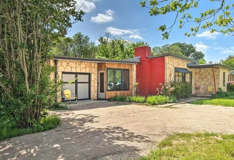 Retro Updated Blanco Abode   Steps To Main Street!