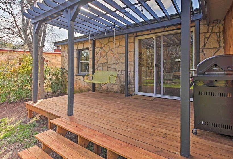 Retro Updated Blanco Abode   Steps To Main Street!