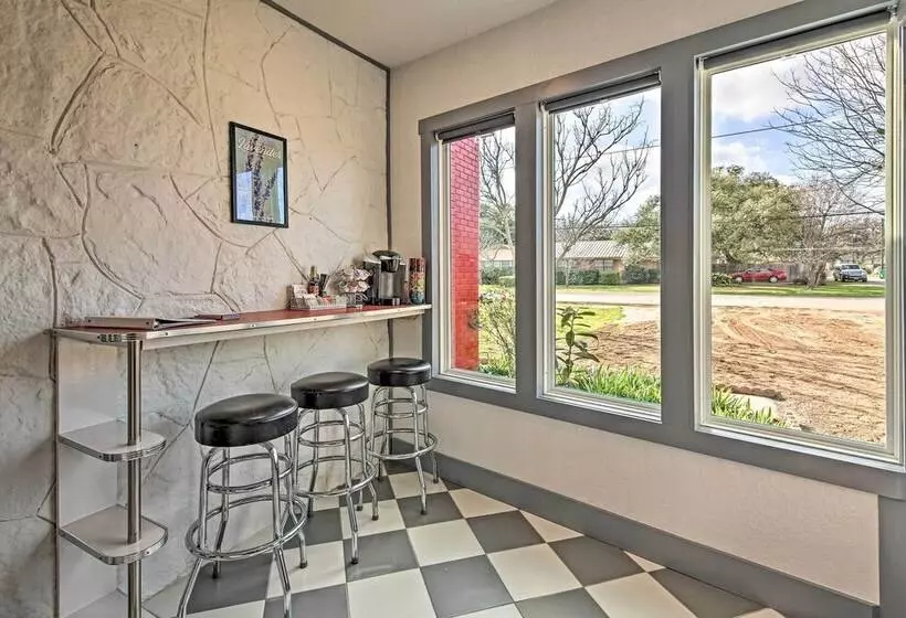 Retro Updated Blanco Abode   Steps To Main Street!