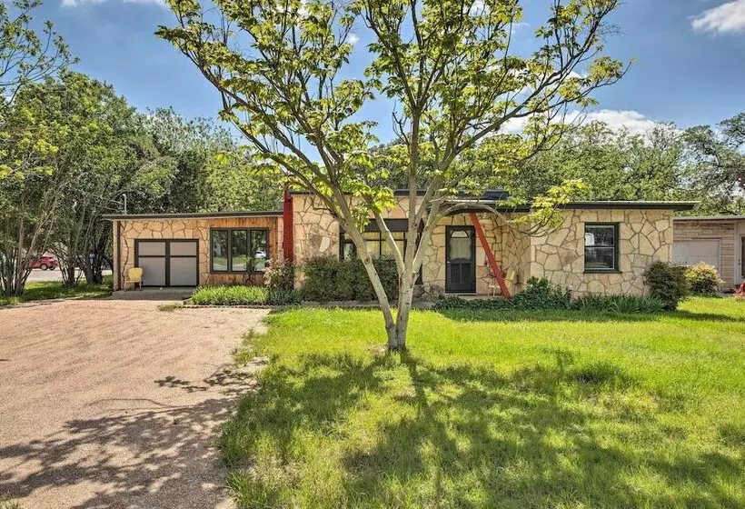 Retro Updated Blanco Abode   Steps To Main Street!