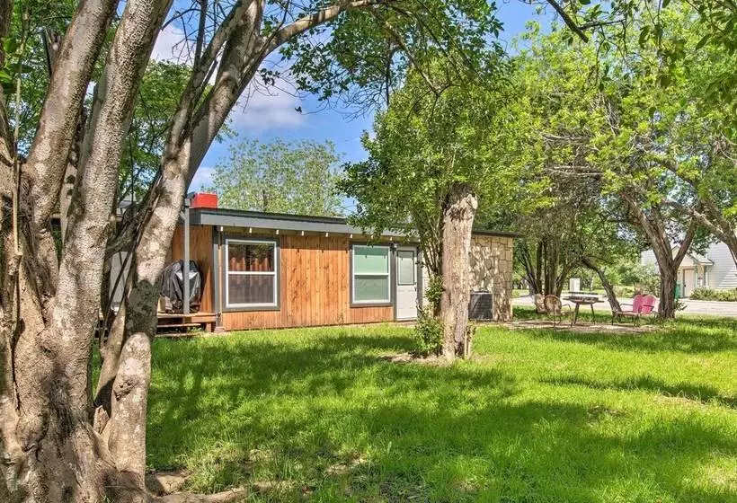 Retro Updated Blanco Abode   Steps To Main Street!