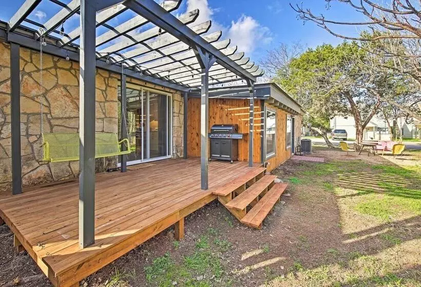 Retro Updated Blanco Abode   Steps To Main Street!