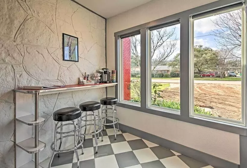 Retro Updated Blanco Abode   Steps To Main Street!