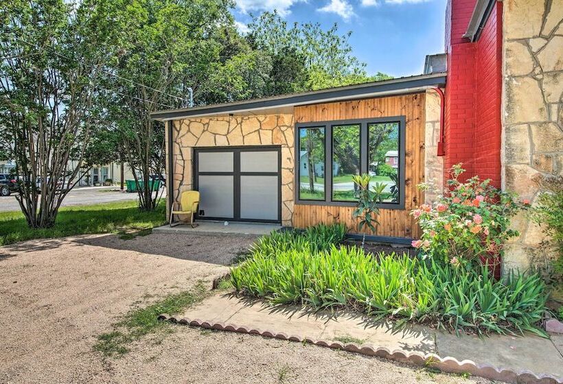 Retro Updated Blanco Abode   Steps To Main Street!