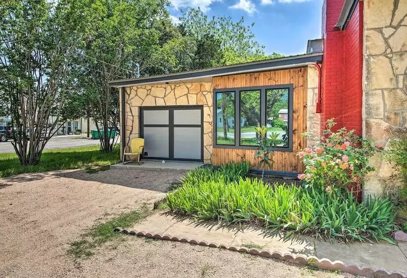 Retro Updated Blanco Abode   Steps To Main Street!