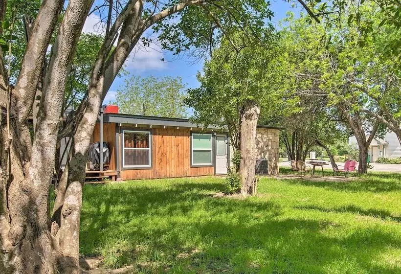 Retro Updated Blanco Abode   Steps To Main Street!