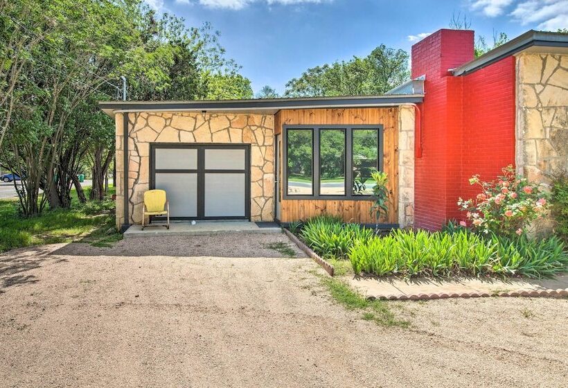 Retro Updated Blanco Abode   Steps To Main Street!