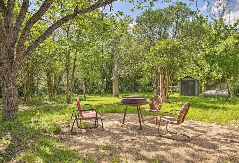 Retro Updated Blanco Abode   Steps To Main Street!