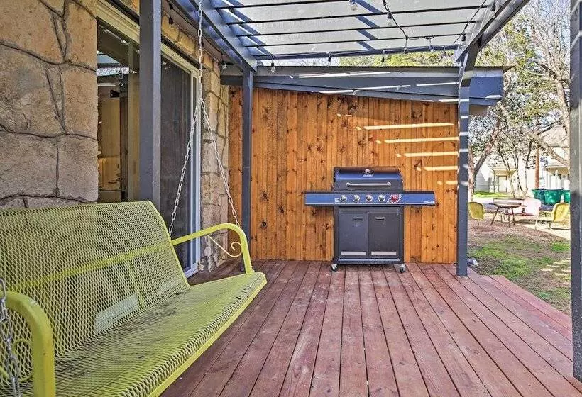 Retro Updated Blanco Abode   Steps To Main Street!